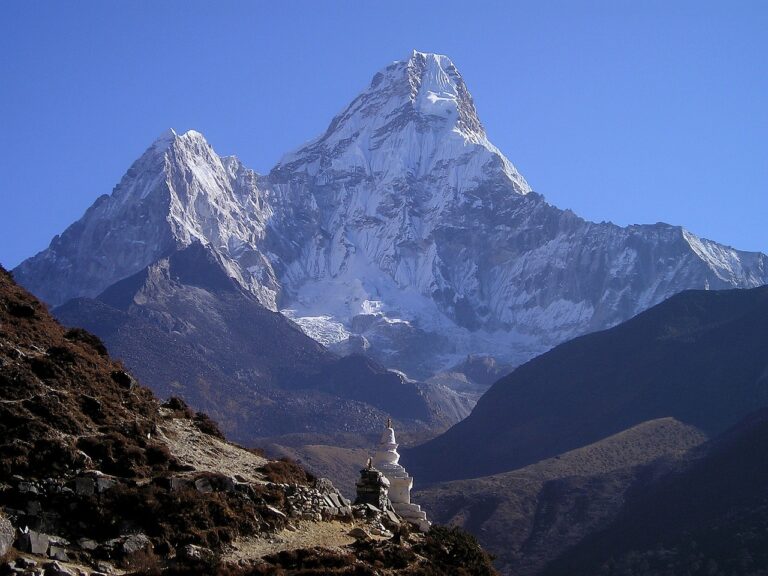 La composizione della cima dell'Everest, fatta principalmente di calcare marino, indica che la montagna faceva parte dell'oceano in passato? 3 La composizione della cima dell’Everest, fatta principalmente di calcare marino, indica che la montagna faceva parte dell’oceano in passato?