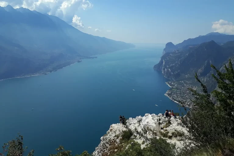 Trekking sul lago di Garda: panorami mozzafiato e natura incontaminata 2 Lago di Garda
