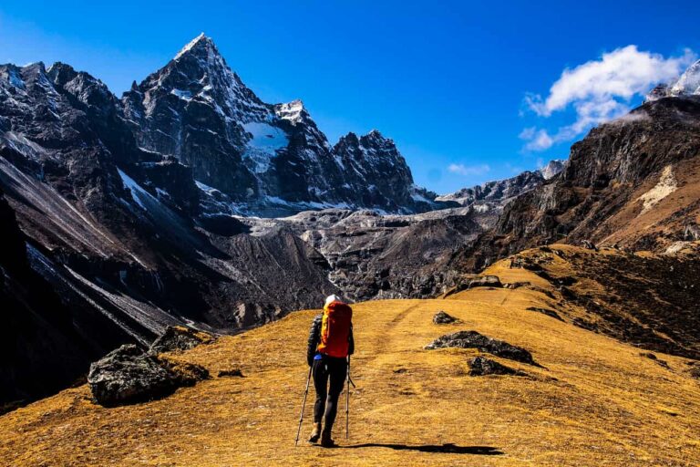 “Camminare in montagna: come prepararsi al meglio per l’avventura – La guida completa”
