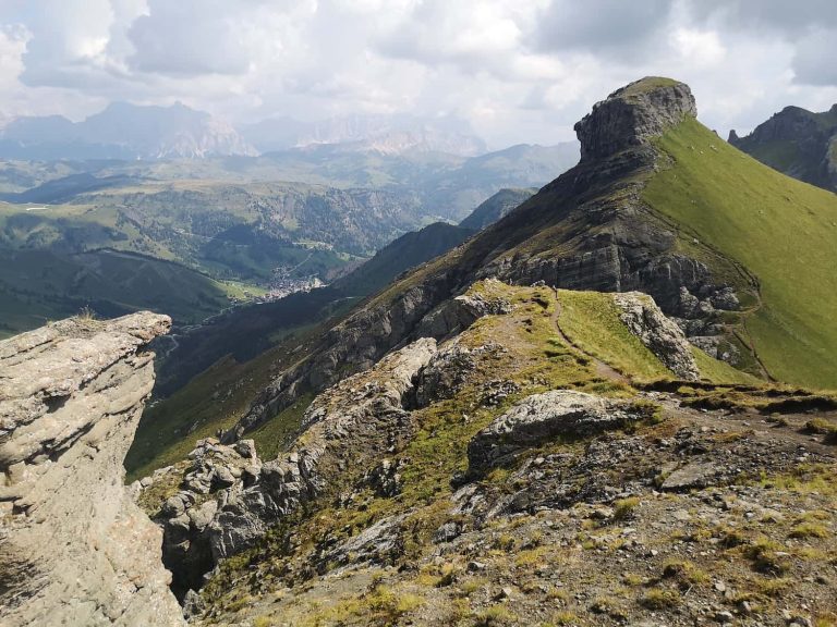 Sulle creste di Viel del Pan, con la Marmolada di fronte e il lago di Fedaia 5 Viel del Pan